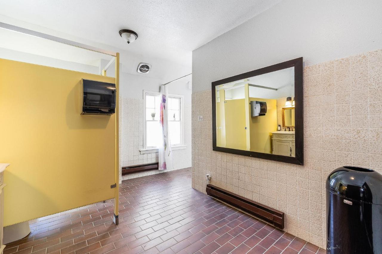 College Inn Hotel Seattle Bagian luar foto