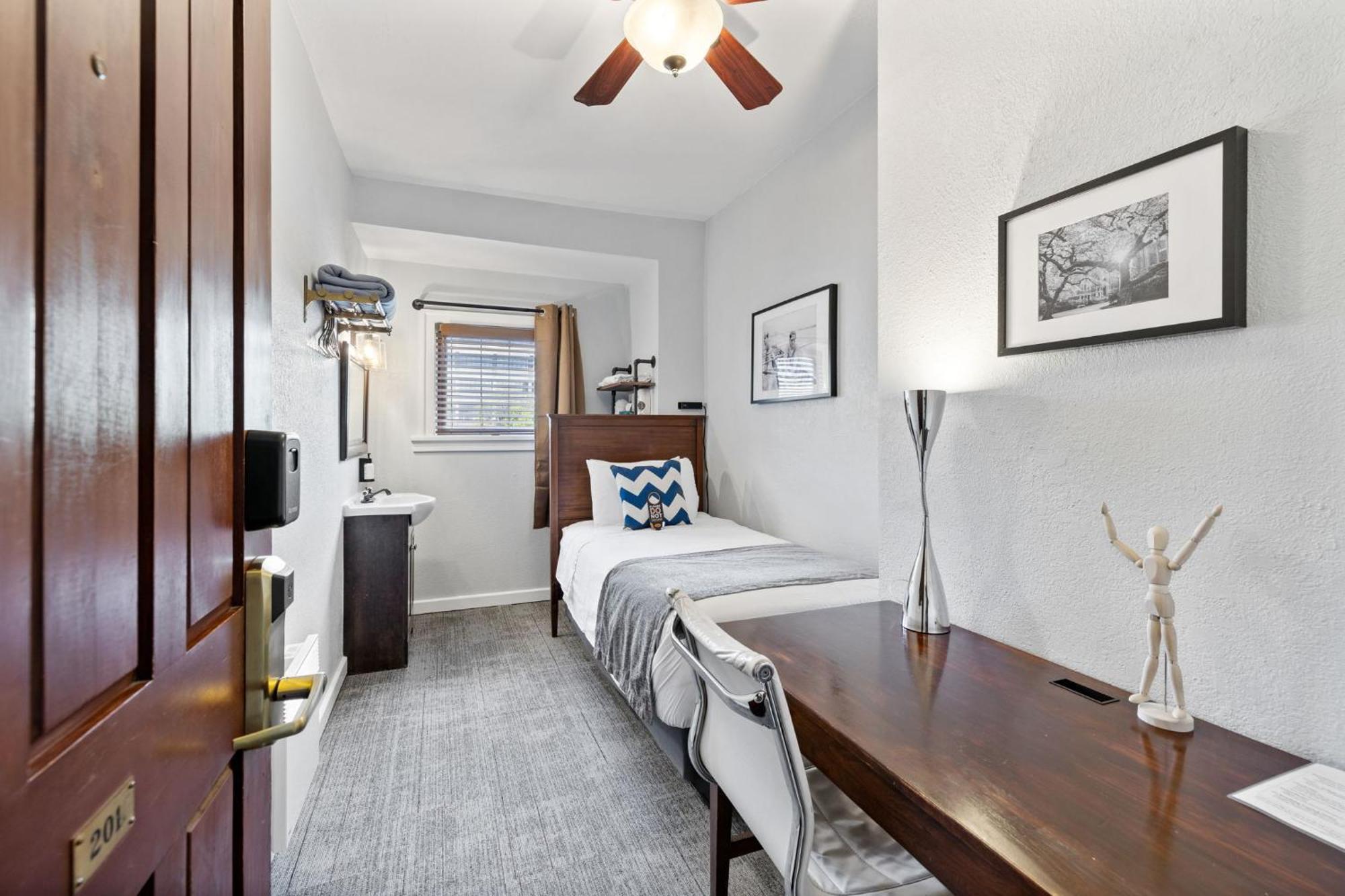 College Inn Hotel Seattle Bagian luar foto