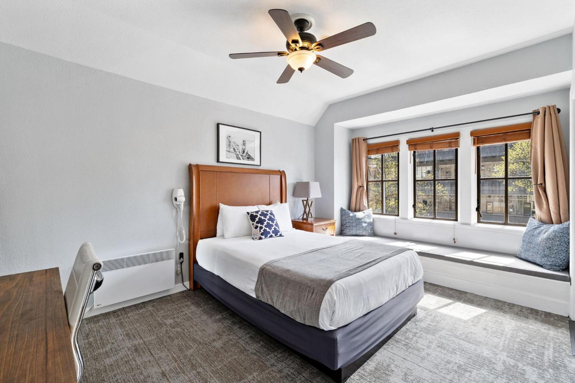 College Inn Hotel Seattle Bagian luar foto