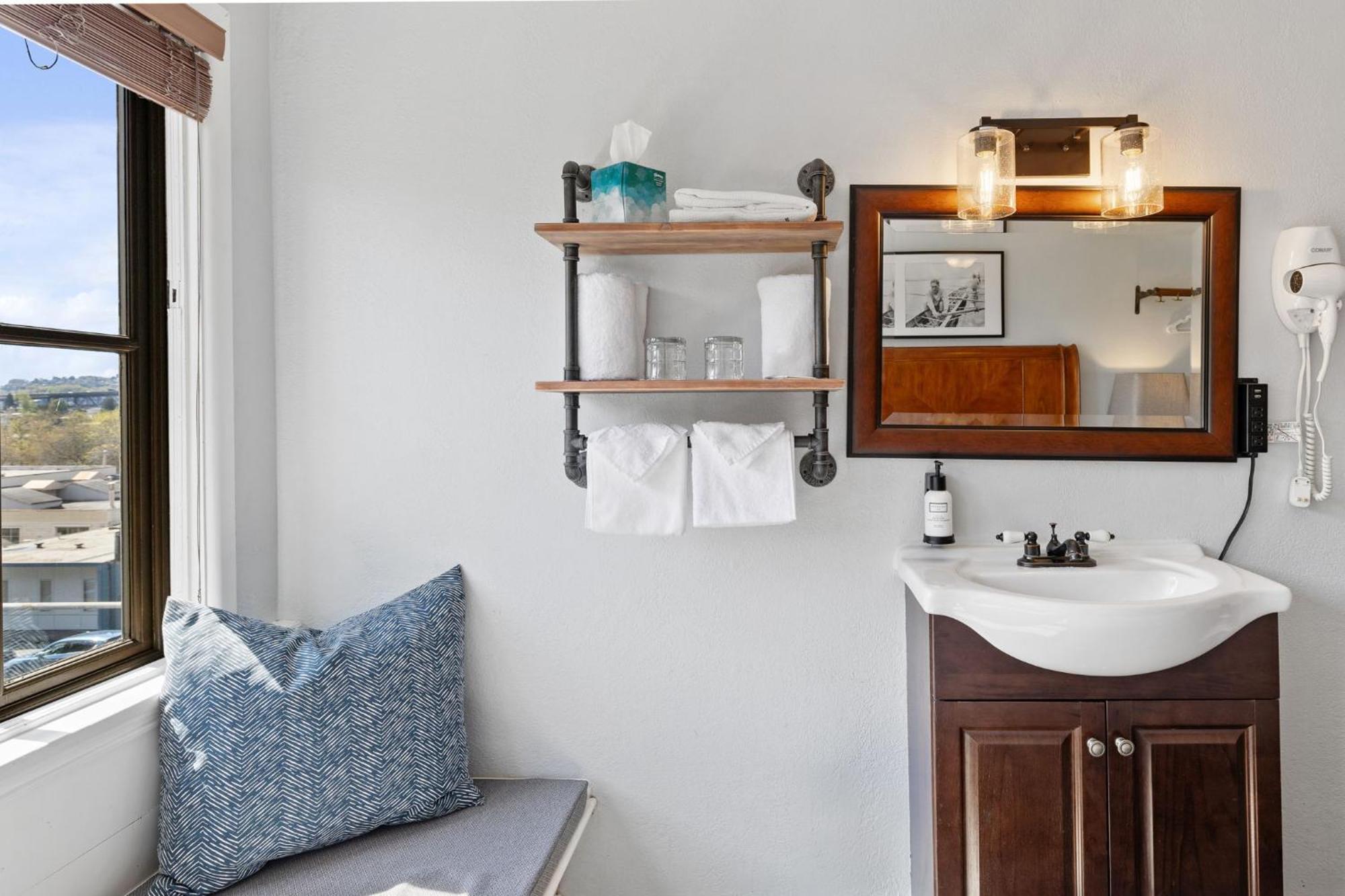 College Inn Hotel Seattle Bagian luar foto