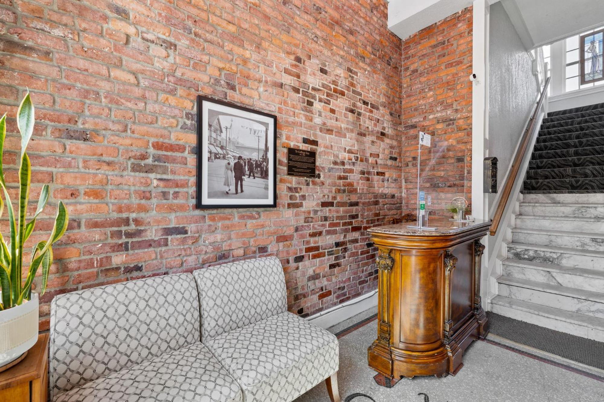 College Inn Hotel Seattle Bagian luar foto