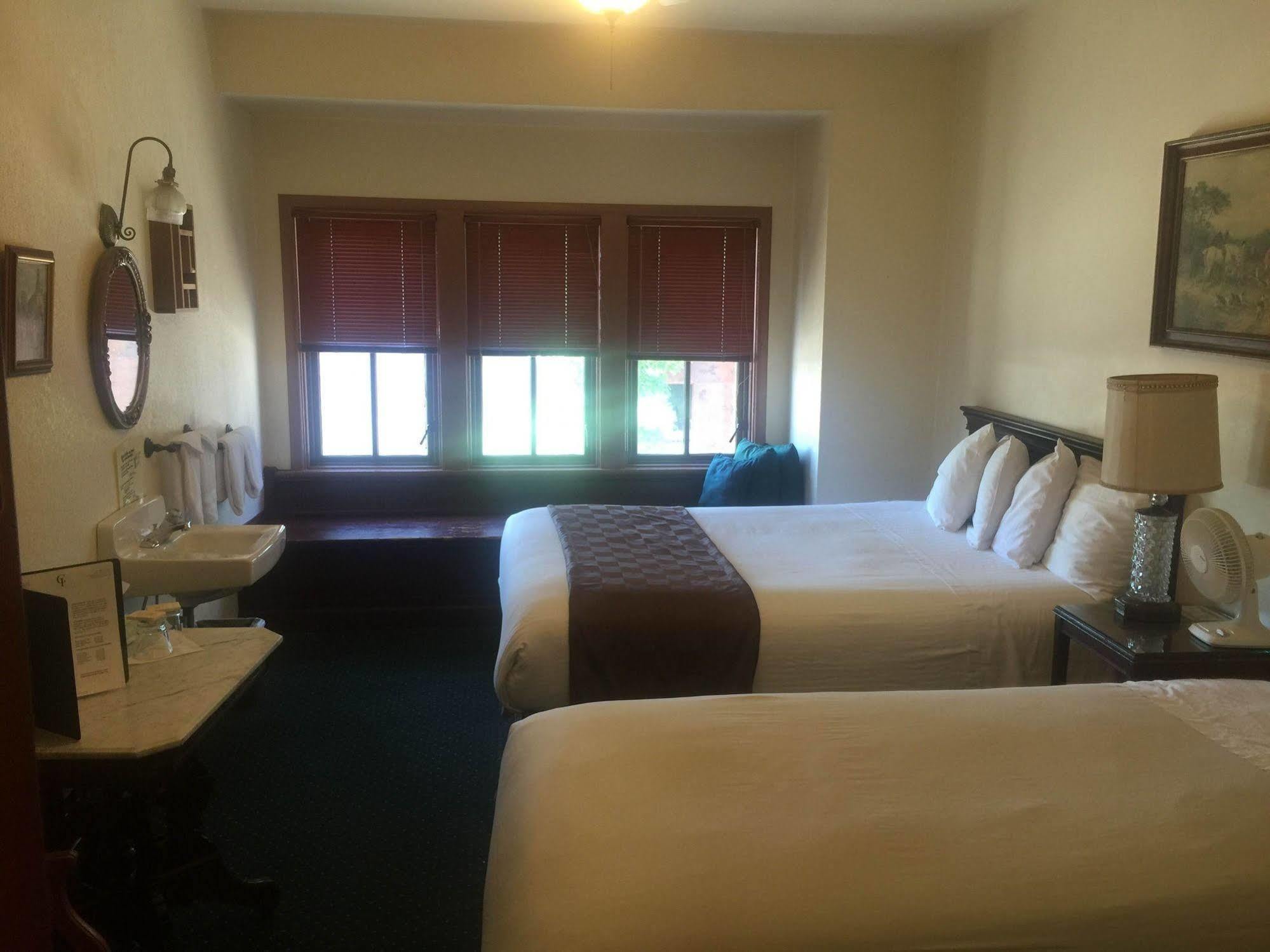 College Inn Hotel Seattle Bagian luar foto